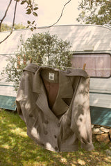 ropa hecha con materiales naturales