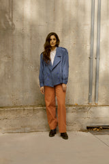 outfit con chaqueta ochentera