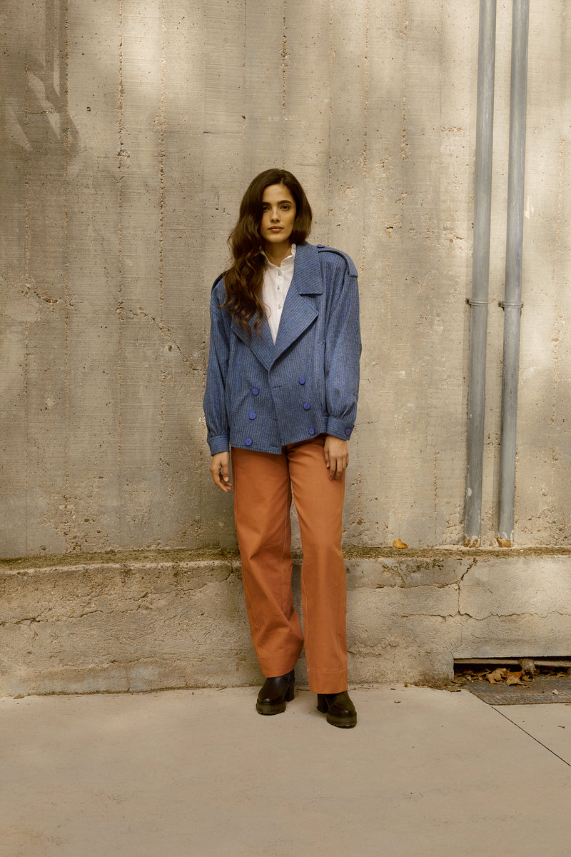 outfit con chaqueta ochentera